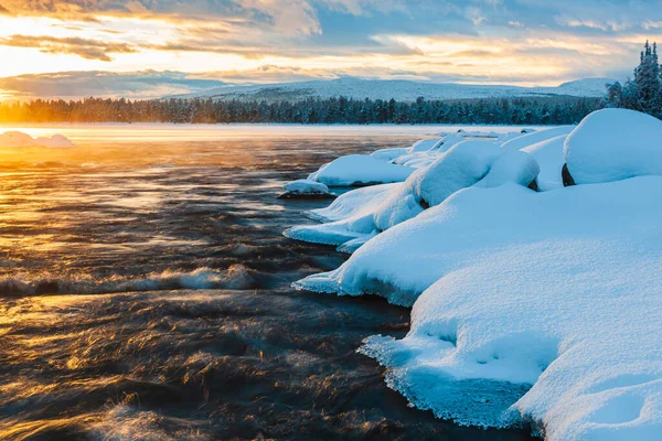 노르웨이의 풍경은 눈덮인 바다로 흐르고 있으며 차가운 하늘에 둘러싸여 — 스톡 사진
