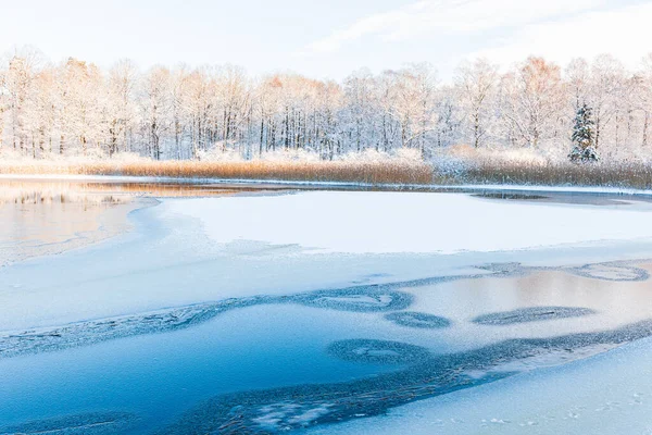 Спокойная Зимняя Сцена Замерзшей Реки Швеции Окутанной Снегом Морозом Ошеломляющее — стоковое фото