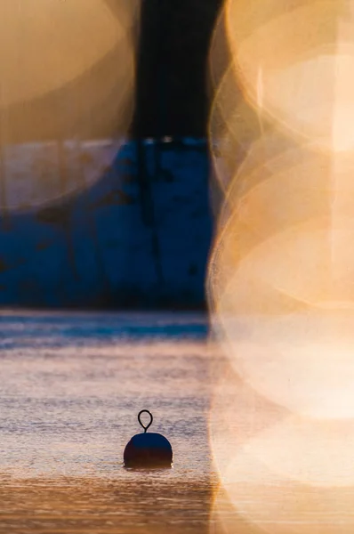 Suyun Içinde Bir Şamandırada Işık Parıltısı — Stok fotoğraf