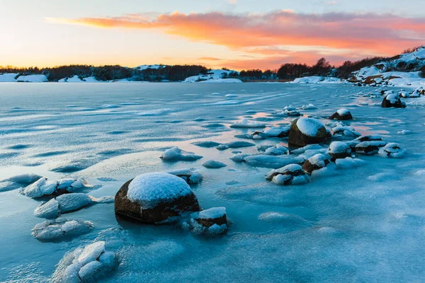 Spokojna Zimowa Scena Lodowatym Morzem Pokrytą Śniegiem Ziemią Świecącym Słońcem — Zdjęcie stockowe