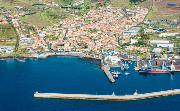 Hareketli bir şehir limanının havadan görüntüsü, deniz gemileri mevcutken geniş bir marinayı ortaya çıkarıyor, sayısız ulaşım ve deniz ulaşımı olanakları sunuyor..