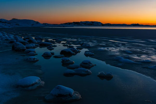 스웨덴 해안을 아름답고 평온하고 얼어붙은 오렌지 지평선 모습을 드러낸다 — 스톡 사진