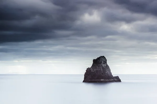 Ein Dramatischer Himmel Hängt Über Dem Ruhigen Meer Und Inspiriert — Stockfoto