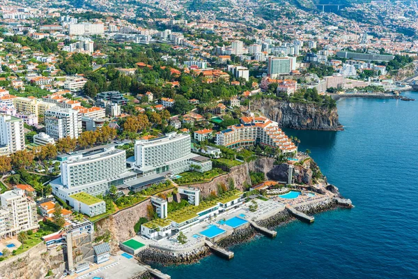 Madeira 'nın kıyı başkenti Funchal' ın hava fotoğrafçılığı. Göz kamaştırıcı bir kuş bakışı, kalabalık bir şehir manzarasını gözler önüne seriyor, binalar ve yerleşim bölgeleriyle dolu, görünürde hiç insan yok..