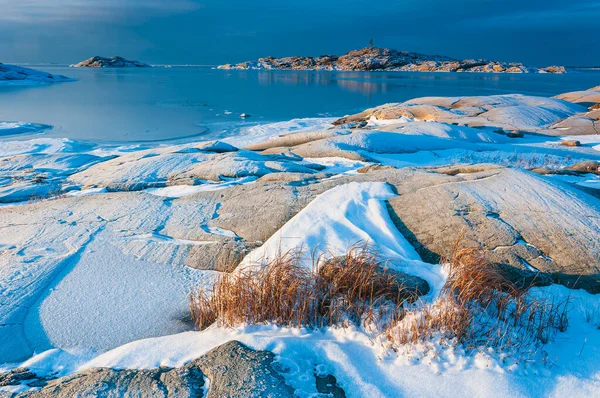 스웨덴의 바다의 아름다움은 눈덮인 풍경으로 드러난다 — 스톡 사진