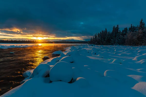 挪威一个迷人的冬季场景 冰雪覆盖的风景映照在冰冷的河流上 在夕阳西下点缀着生机勃勃的蓝天和云彩 — 图库照片