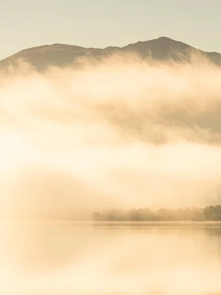 Sebuah Pemandangan Pagi Yang Tenang Dari Sebuah Danau Berkabut Mencerminkan — Stok Foto