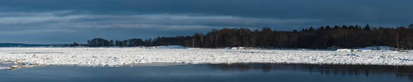스웨덴에서 겨울의 아름다움은 얼어붙은 풍경으로 둘러싸인 불길할 정도로 어두운 하늘을 — 스톡 사진