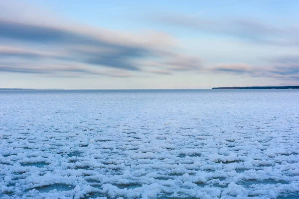 스웨덴의 얼어붙은 호수가 눈덮인 구름으로 둘러싸인 풍경이다 얼어붙은아름다움 을방해 바람의 — 스톡 사진