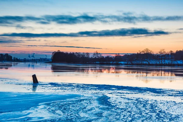Ομορφιά Της Φύσης Αντανακλάται Στο Παγωμένο Ποτάμι Σούρουπο Μια Κρύα — Φωτογραφία Αρχείου