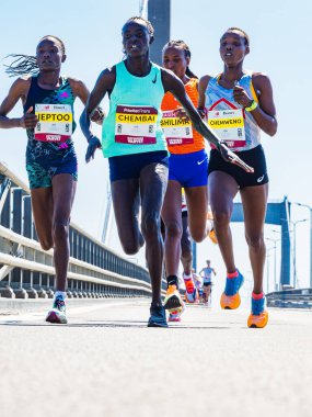 Güneşli bir günde Gteborgsvarvet Half Marathon, Gothenburg, İsveç 'te yarışan enerjik bir grup genç ve yetişkin kadın..