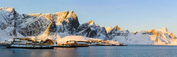 Villaggio Fronte Montagne Innevate Durante Inverno Isole Lofoten Norvegia — Foto Stock