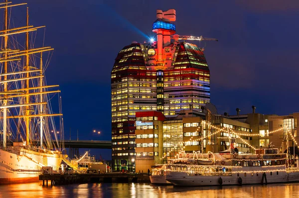 Göteborg Limanı 'nda aydınlık gökdelen