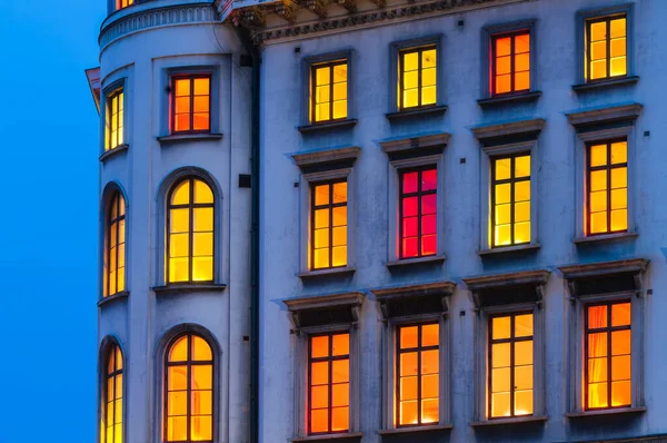 Coloridas Ventanas Iluminadas Edificio Atardecer Imagen de stock