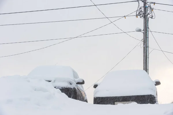 在挪威 积雪覆盖了汽车和电话线 Henningsvaer Lofoten — 图库照片