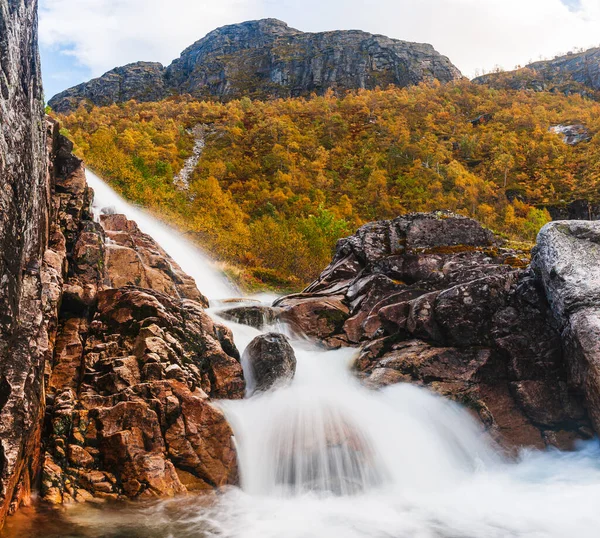 Kleiner Wasserfall Vor Bergen — Stockfoto