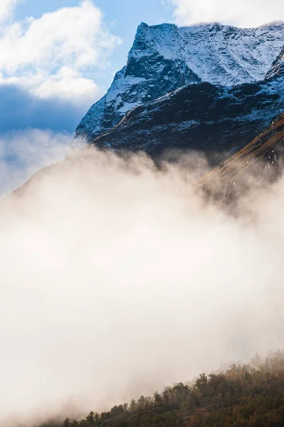 Montanha Com Neve Fresca Acima Névoa — Fotografia de Stock