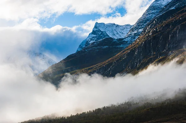Montanhas Com Neve Fresca Acima Vale Nebuloso — Fotografia de Stock