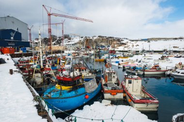 ILLULISSAT, GREENLAND - 28 Nisan 2014: Karlı bir limana demirlemiş balıkçı tekneleri