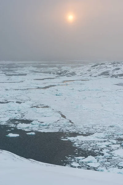 太陽が浮かぶ氷山とフィヨルドで輝く — ストック写真