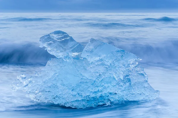 Заморожений Величний Пейзаж Льодовиків Айсбергів Уздовж Порослого Вітром Пляжу Ісландії — стокове фото