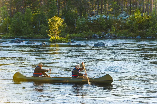 两个男人在河里划船 — 图库照片