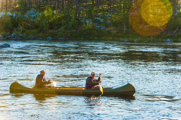 两个男人在河里划船 — 图库照片