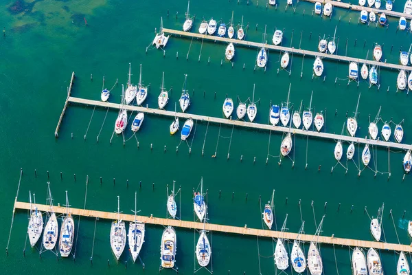 Barcos Vela Bullicioso Puerto Con Barcos Náuticos —  Fotos de Stock
