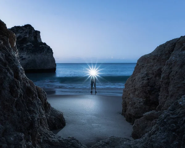 Ein Mann Der Küste Mit Einer Beleuchteten Stirnlampe Morgengrauen — Stockfoto