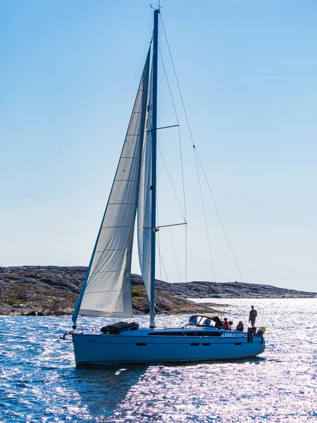 Sailing Vessel Clear Blue Waters Sunny Sky — Stock Photo, Image