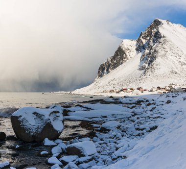 Norveç, Rondane Ulusal Parkı 'ndaki karlı dağların manzarası