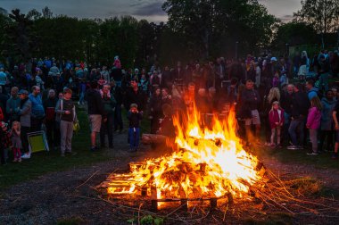 MOLNDAL, SWEDEN - 30 Nisan 2019: Walpurgis gecesini şenlik ateşiyle kutlayan insanlar