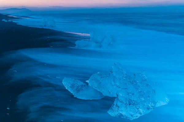 아이슬란드 해변의 그림같은 굽이치는 파도와 바람이 휘몰아치는 얼음으로 해안에 아름다운 — 스톡 사진
