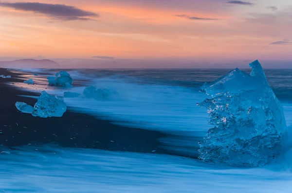 Malowniczy Krajobraz Islandzkiej Plaży Zachodzie Słońca Falującymi Falami Opadającymi Wiatrem — Zdjęcie stockowe