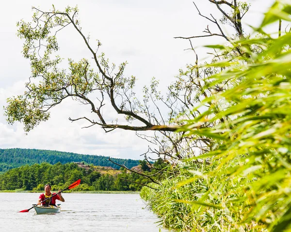 Muž Kajaku Podél Řeky Nordre Švédsko Evropa — Stock fotografie