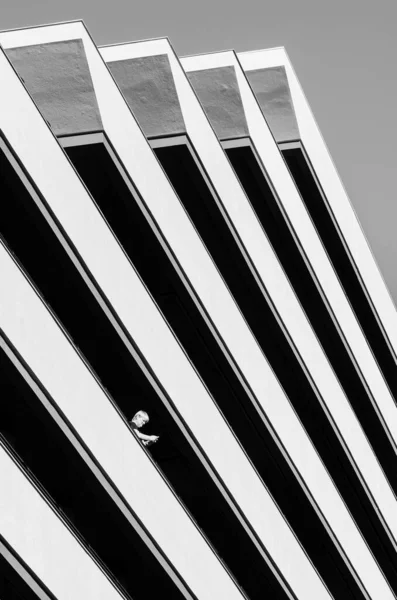 Человек Стоящий Балконе Отеля — стоковое фото