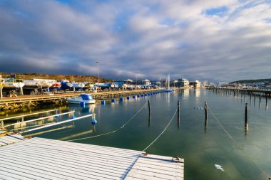 Düşük mevsimde limanda donuk iskelede
