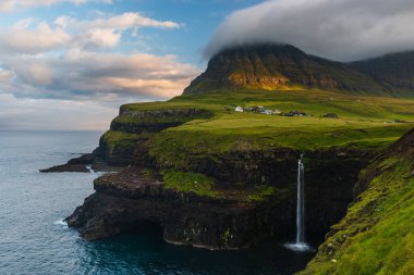 Gsadalur, Faroe Adaları 'ndaki Vgar' ın batı yakasında, Mykines üzerinde manzarası var.