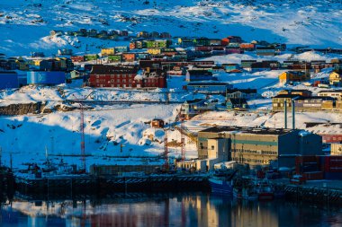 ILULISSAT, GREENLAND - 30 Nisan 2014: Grönland, Ilulissat köyündeki binalar