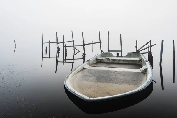 Barco Lleno Hielo Lago Brumoso —  Fotos de Stock