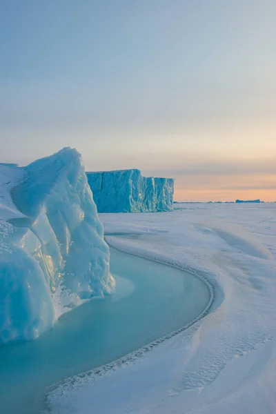 Eisberg Auf Gefrorenem Meer Bei Sonnenaufgang — Stockfoto
