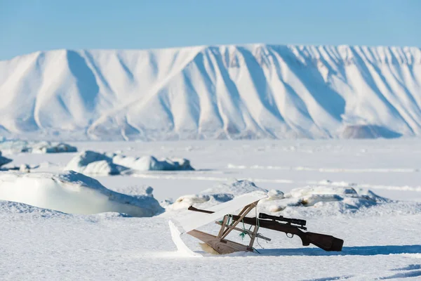 Espingarda Caça Inuit Deitado Neve — Fotografia de Stock