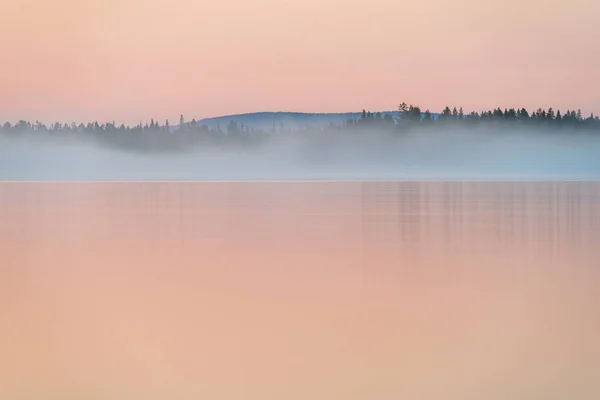 晨光在寂静的雾蒙蒙的湖面上 — 图库照片