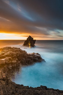Atlantik Okyanusu 'nun doğuşu: sakin Madeira' da dramatik dalgalar kayalık kıyılara çarpıyor.