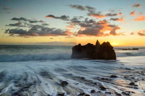 Der Atlantik Trifft Madeiras Küsten Auf Land Sonnenuntergang Malt Himmel — Stockfoto