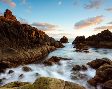 Madeira 'da dalgalar engebeli kıyı şeridinde