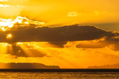 Deniz aşırı bulutların ardında güneş