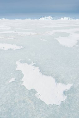 Donmuş denizdeki buz oluşumları