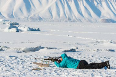 QAANAQ, GREENLAND - 3 Mayıs 2014: Tüfekli Eskimo avı foku