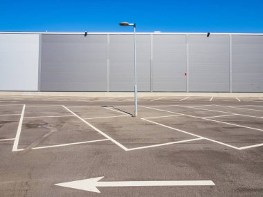 Modern binaları kaplayan alüminyumun önünde boş bir park yeri